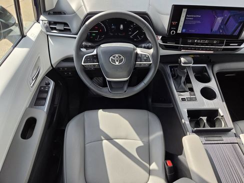 Used 2026 Toyota Sienna XLE FWD image 14