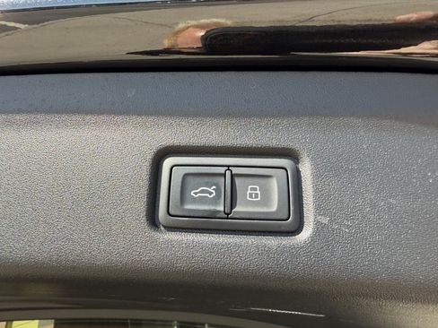 Used 2025 Audi Q6 e-tron Premium w/ Convenience Package RWD image 41