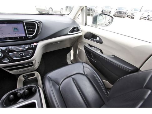 Used 2023 Chrysler Pacifica Touring-L image 10