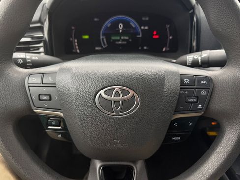 Used 2025 Toyota Camry LE image 28