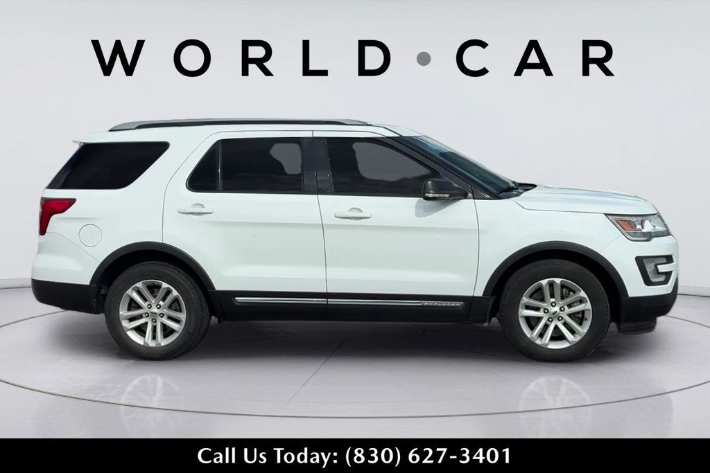 Used 2017 Ford Explorer XLT w/ Equipment Group 202A FWD image 4