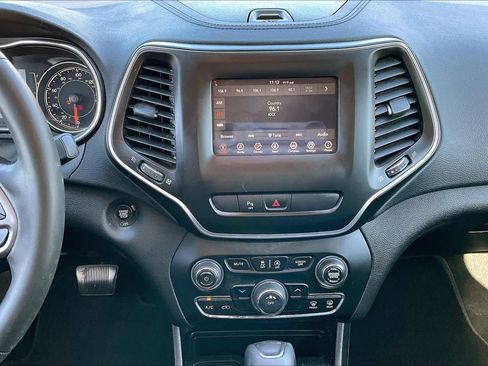 Used 2020 Jeep Cherokee Latitude Plus image 7