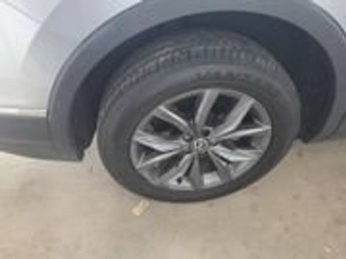Used 2022 Volkswagen Tiguan SE w/ Panoramic Sunroof Package AWD/4WD image 15