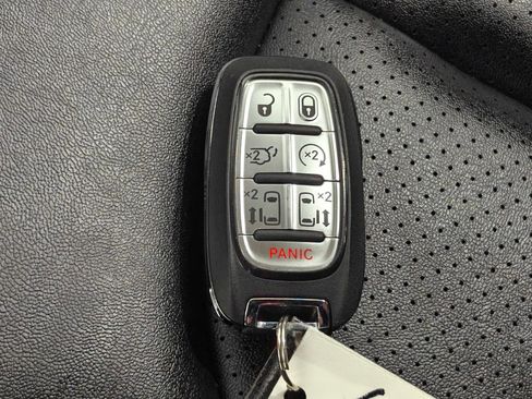Used 2025 Chrysler Pacifica Select image 12