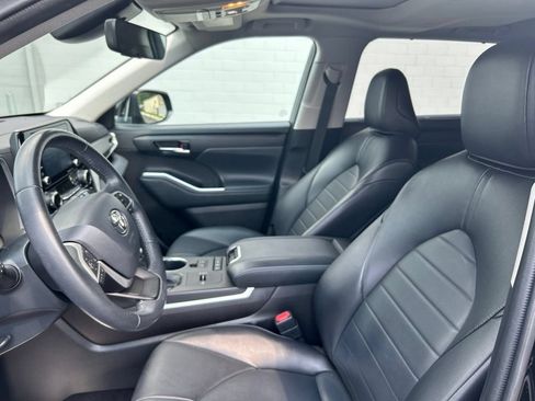 Used 2022 Toyota Highlander XLE AWD/4WD image 10