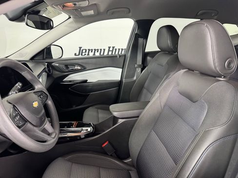 Used 2025 Chevrolet Trax LT FWD image 16