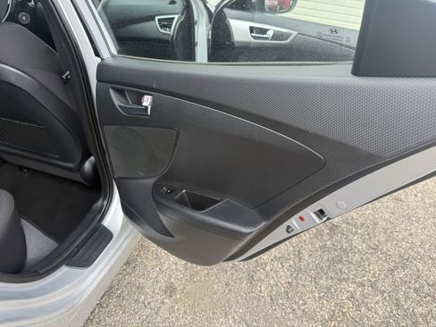 Used 2017 Hyundai Veloster image 15