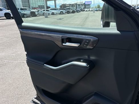New 2026 Toyota Highlander Platinum AWD/4WD image 9