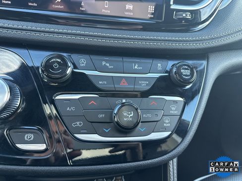 Used 2025 Chrysler Pacifica Limited image 71