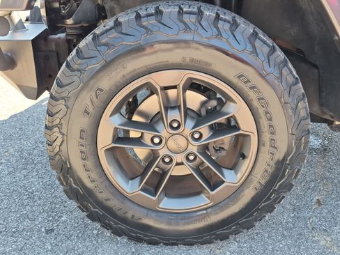 Used 2016 Jeep Wrangler Unlimited Sahara AWD/4WD image 14
