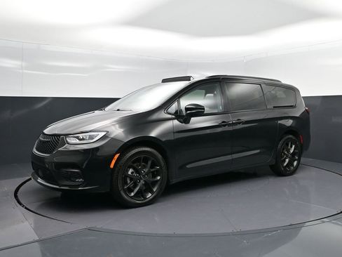 Used 2022 Chrysler Pacifica Limited w/ Uconnect Theater Family Group image 3