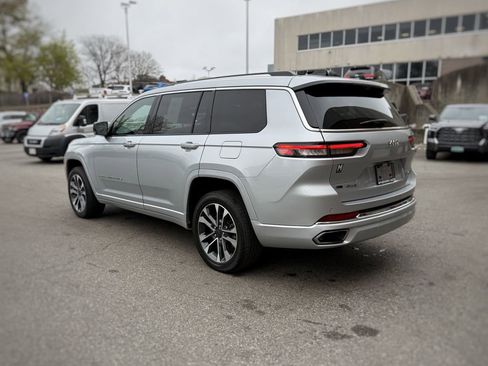 Used 2023 Jeep Grand Cherokee L Overland w/ Advanced Protech Group III AWD/4WD image 12