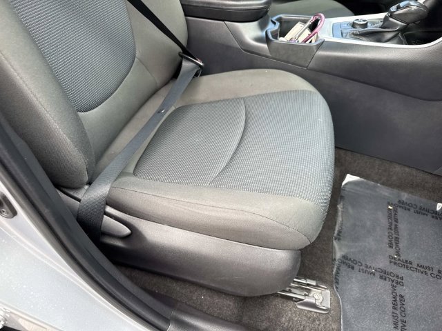 Used 2022 Toyota RAV4 LE AWD/4WD image 10
