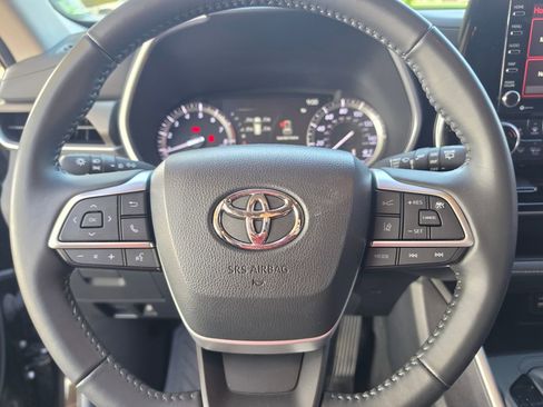 Used 2022 Toyota Highlander XLE AWD/4WD image 16