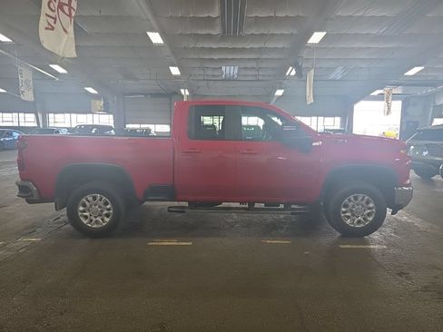 Used 2024 Chevrolet Silverado 2500 LT AWD/4WD image 2