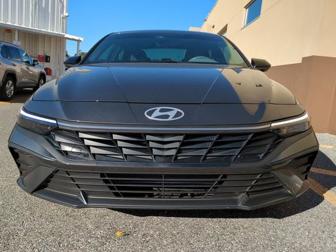 Certified 2025 Hyundai Elantra Sport image 9