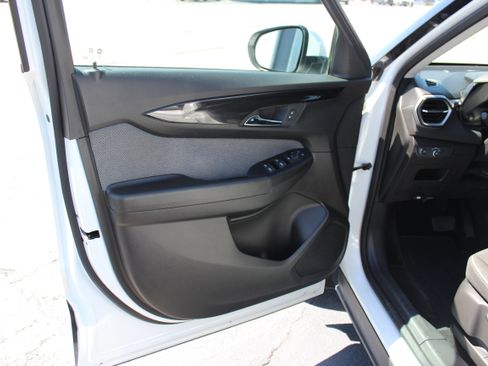 Used 2024 Chevrolet TrailBlazer LT w/ LT Cold Weather Package AWD/4WD image 19