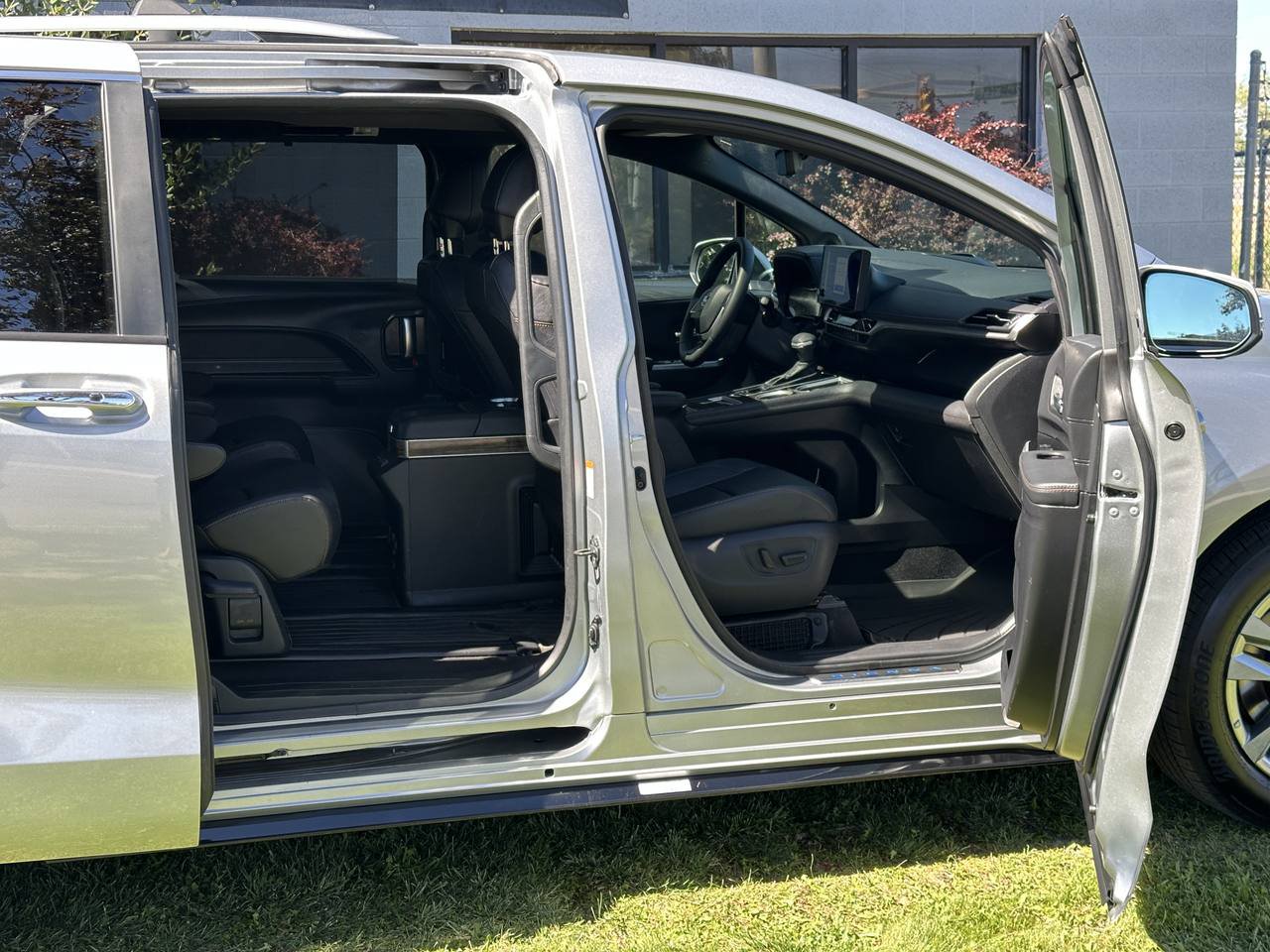 Used 2025 Toyota Sienna Platinum AWD/4WD image 27