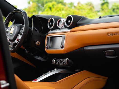 Used 2015 Ferrari California T image 7