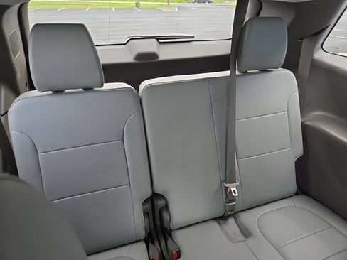 Used 2021 Chevrolet Traverse LT w/ LT Premium Package FWD image 12