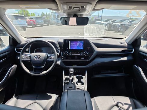 Used 2023 Toyota Highlander XLE AWD/4WD image 12