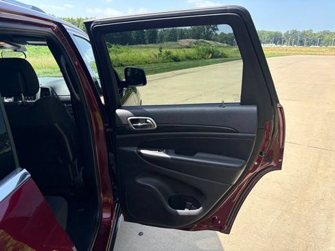 Used 2021 Jeep Grand Cherokee Laredo w/ Security & Convenience Group AWD/4WD image 32