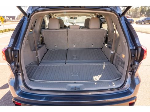 Used 2019 Toyota Highlander XLE image 17