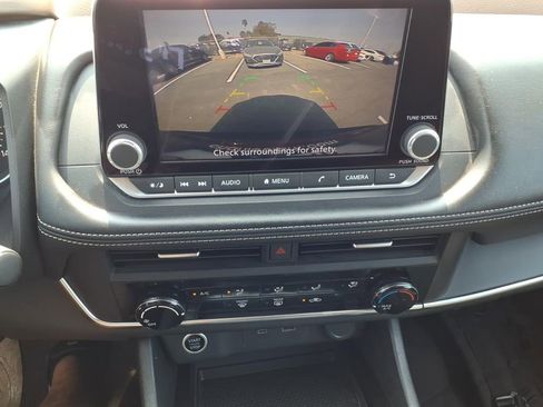 Used 2023 Nissan Rogue S image 15