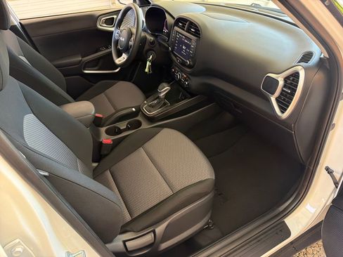 Used 2025 Kia Soul LX w/ LX Technology Package FWD image 25