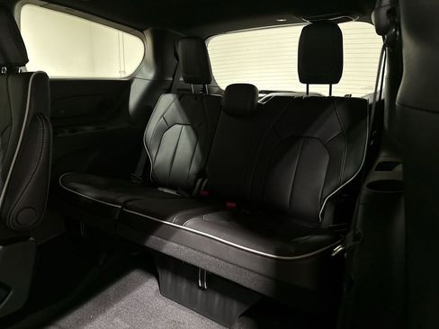 New 2026 Chrysler Pacifica Limited image 25