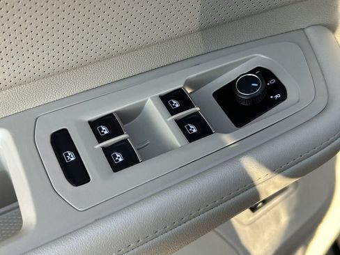 Used 2025 Volkswagen Atlas SEL AWD/4WD image 18