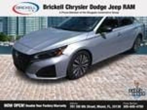 Used 2024 Nissan Altima 2.5 SV FWD image 1