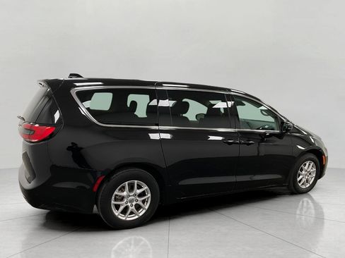 Used 2024 Chrysler Pacifica Touring-L image 3