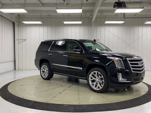 Used 2017 Cadillac Escalade Premium Luxury AWD/4WD image 2