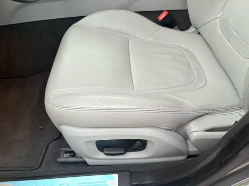 Used 2015 Jaguar XF Premium image 32