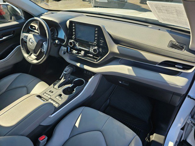 Used 2022 Toyota Highlander XLE AWD/4WD image 11
