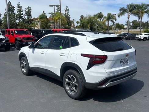 Used 2025 Chevrolet Trax LT w/ LT Convenience Package FWD image 5