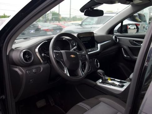 Used 2025 Chevrolet Blazer LT FWD image 11