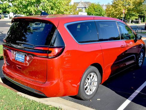 Used 2025 Chrysler Pacifica Select FWD image 4