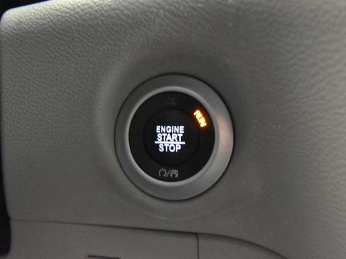 Used 2024 Chrysler Pacifica Touring-L image 23