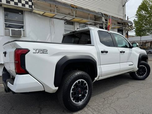 Used 2024 Toyota Tacoma TRD Off-Road image 4