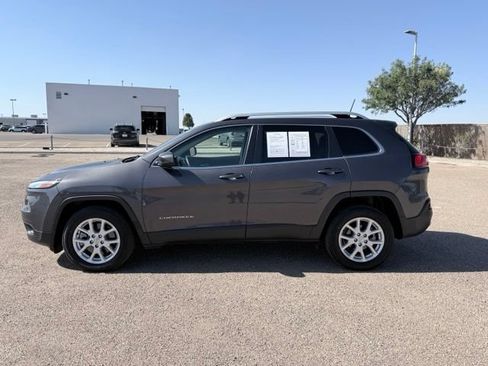 Used 2018 Jeep Cherokee Latitude Plus w/ Comfort/Convenience Group FWD image 9