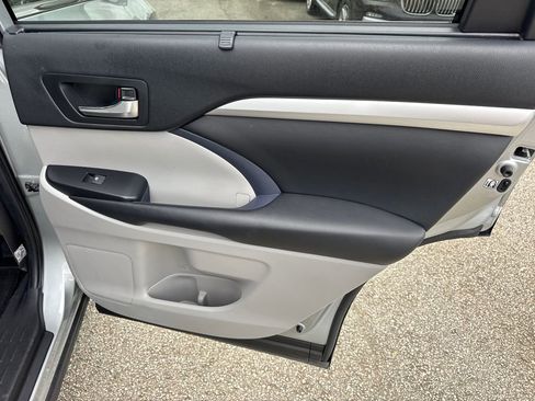 Used 2019 Toyota Highlander XLE FWD image 16