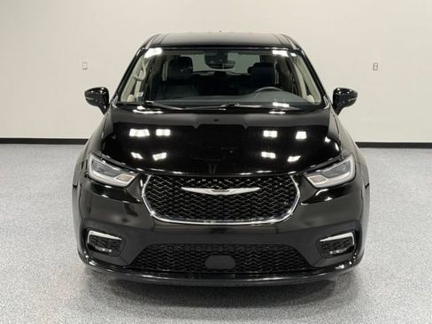 Used 2024 Chrysler Pacifica Touring-L FWD image 4