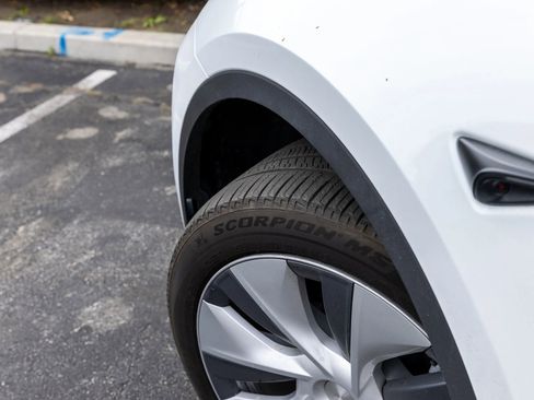 Used 2024 Tesla Model Y Long Range AWD/4WD image 6