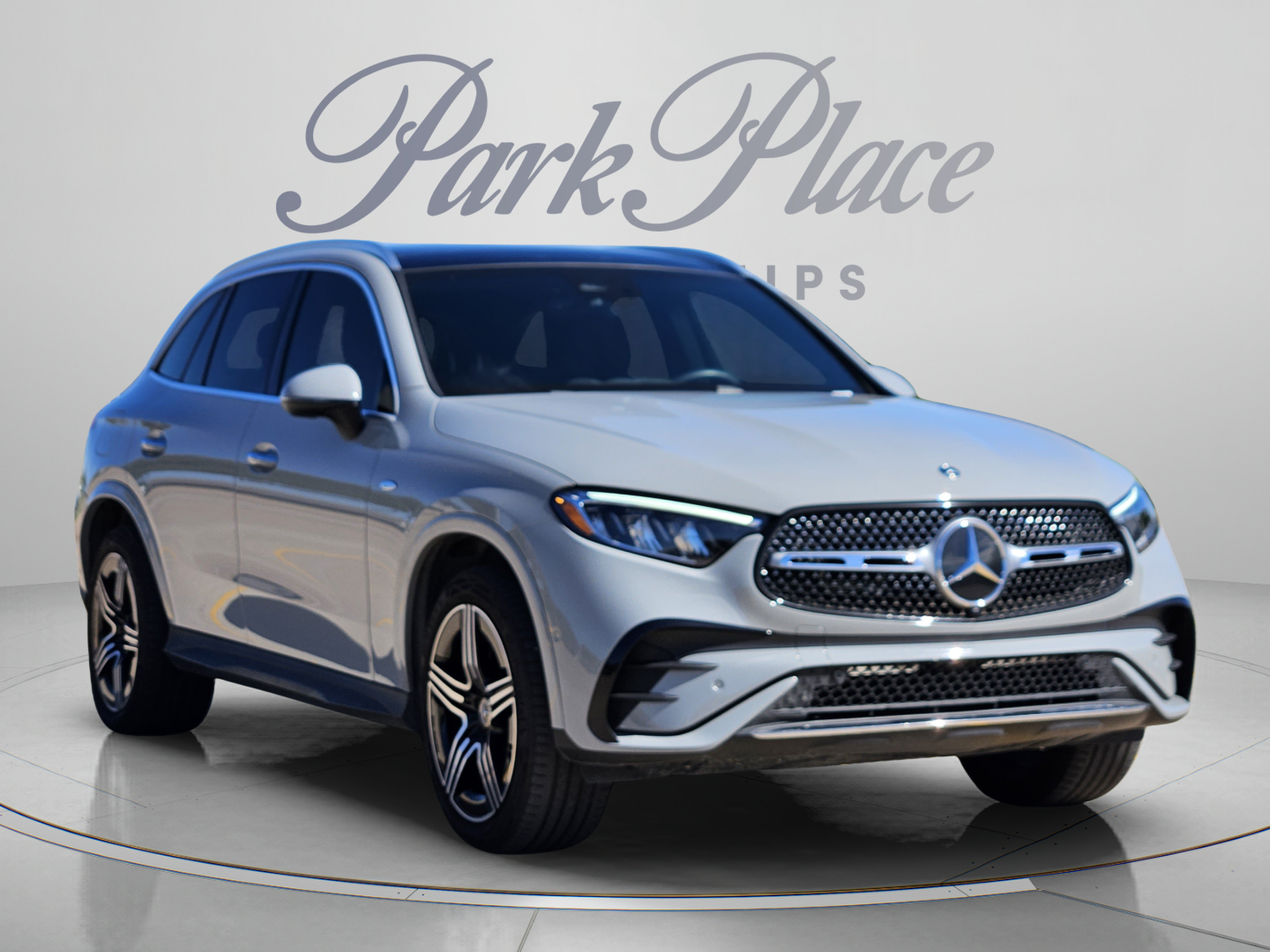Used 2025 Mercedes-Benz GLC 350e 4MATIC image 4
