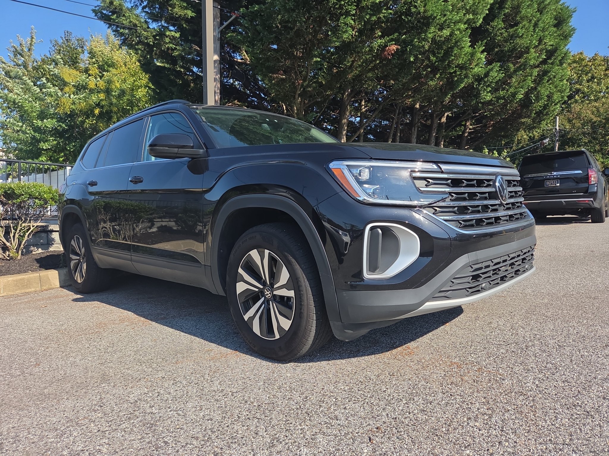 Used 2025 Volkswagen Atlas SE AWD/4WD image 2