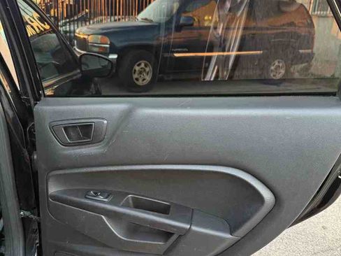 Used 2017 Ford Fiesta SE image 12