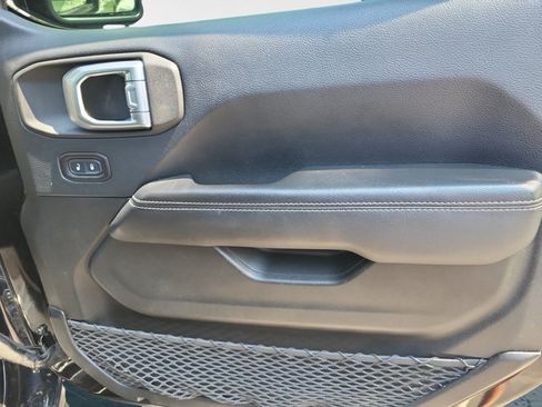 Used 2018 Jeep Wrangler Unlimited Sahara AWD/4WD image 24