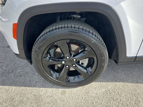 Used 2024 Jeep Grand Cherokee L Limited w/ Black Appearance Package image 10